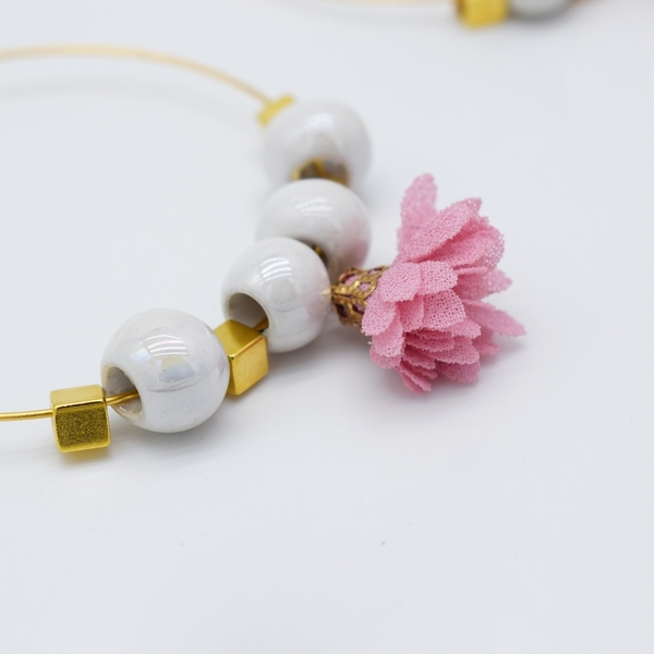 Χειροποίητα σκουλαρίκια Κρίκοι από κεραμικές χάντρες σε λευκό χρώμα και ροζ λουλούδια. - επιχρυσωμένα, ορείχαλκος, λουλούδια, κρίκοι, ατσάλι, μεγάλα - 2