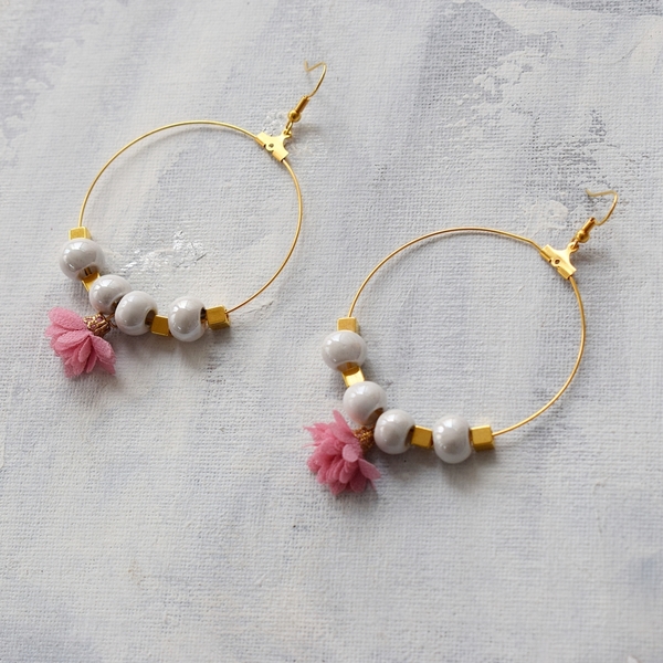 Χειροποίητα σκουλαρίκια Κρίκοι από κεραμικές χάντρες σε λευκό χρώμα και ροζ λουλούδια. - επιχρυσωμένα, ορείχαλκος, λουλούδια, κρίκοι, ατσάλι, μεγάλα - 3