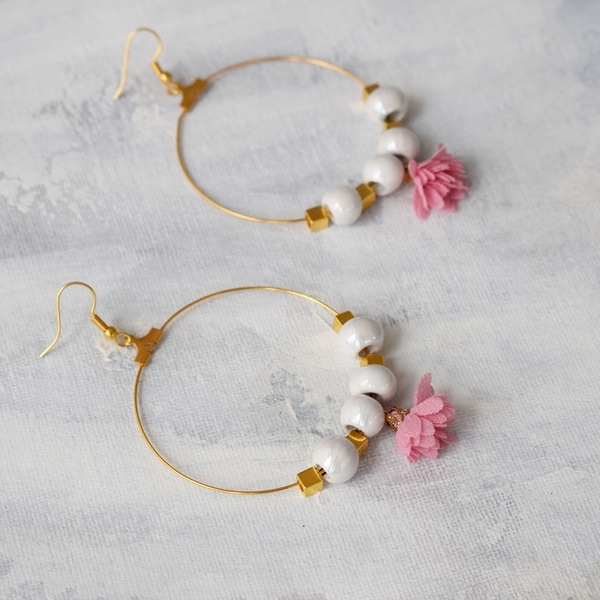 Χειροποίητα σκουλαρίκια Κρίκοι από κεραμικές χάντρες σε λευκό χρώμα και ροζ λουλούδια. - επιχρυσωμένα, ορείχαλκος, λουλούδια, κρίκοι, ατσάλι, μεγάλα - 4