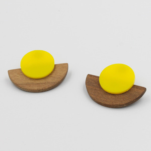 Ξύλινα σκουλαρίκια με κίτρινο plexiglass - ξύλο, γεωμετρικά σχέδια, καρφωτά, μικρά, plexi glass - 2