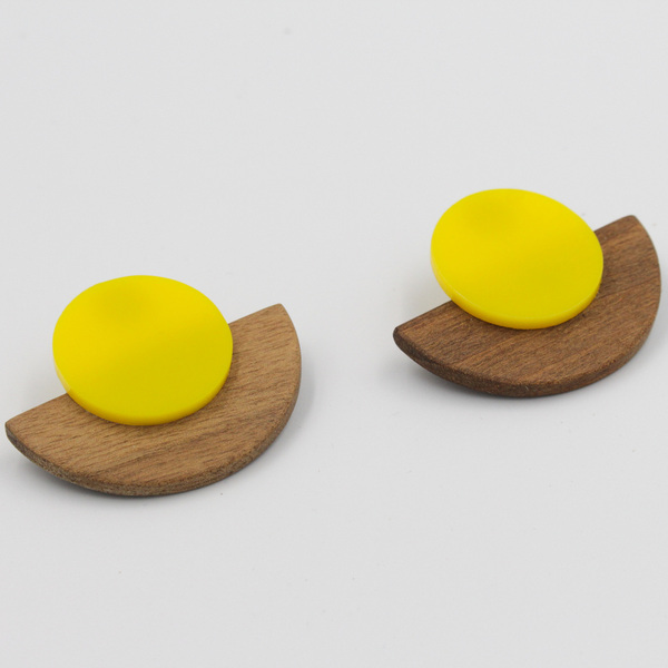 Ξύλινα σκουλαρίκια με κίτρινο plexiglass - ξύλο, γεωμετρικά σχέδια, καρφωτά, μικρά, plexi glass - 3