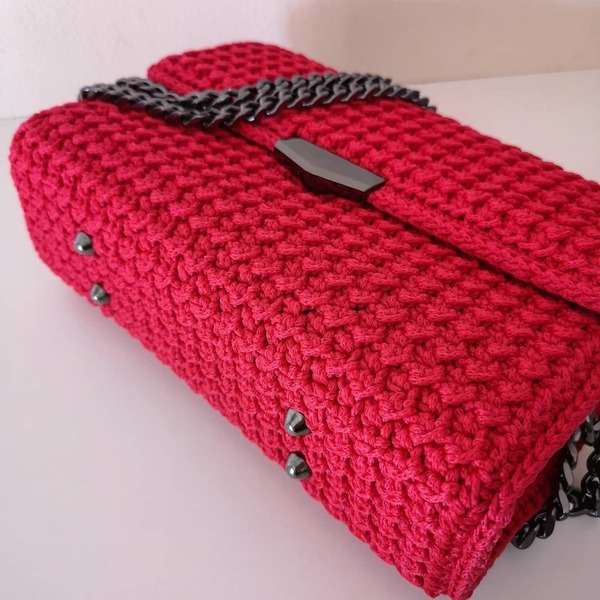 Κόκκινη πλεκτή τσάντα με μαύρες λεπτομέρειες - χιαστί, πλεκτές τσάντες, μικρές, μικρές - 3