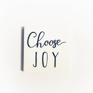 "Choose joy" - Ξύλινη πινακίδα 20 × 20 εκ. για την είσοδο / το καθιστικό - πίνακες & κάδρα, χειροποίητα, ξύλινα διακοσμητικά, διακόσμηση σαλονιού