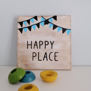"HAPPY PLACE" - Ξύλινη πινακίδα 20 × 20 εκ. για το βρεφικό / παιδικό δωμάτιο / δώρο βάπτισης - χειροποίητα, δώρα για βάπτιση, ξύλινα διακοσμητικά, παιδικοί πίνακες - 3