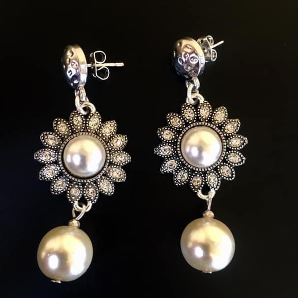 Σκουλαρίκια λουλούδια με πέρλες / Flower glamorous pearl earrings - πέτρες, μακριά, κρεμαστά, πέρλες, πολυέλαιοι