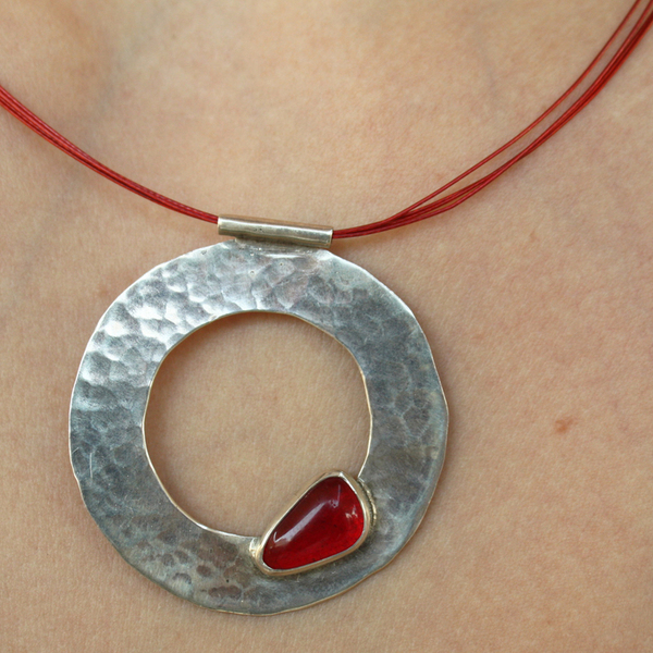 Σφυρήλατο ασημενιο μενταγιόν με one of a kind κόκκινο γυαλί, ατσαλόσυρμα, hammered,silver, fused glass, - ασήμι 925, επάργυρα, κοντά - 4