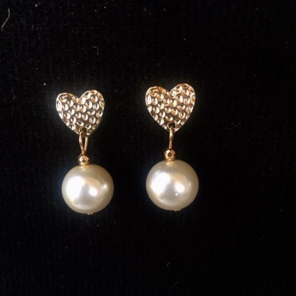 Σκουλαρίκια πέρλες με ανάγλυφες καρδιές /Pearl & heart earrings - καρδιά, κοντά, κρεμαστά, πέρλες
