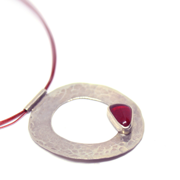 Σφυρήλατο ασημενιο μενταγιόν με one of a kind κόκκινο γυαλί, ατσαλόσυρμα, hammered,silver, fused glass, - ασήμι 925, επάργυρα, κοντά - 5