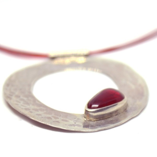 Σφυρήλατο ασημενιο μενταγιόν με one of a kind κόκκινο γυαλί, ατσαλόσυρμα, hammered,silver, fused glass, - ασήμι 925, επάργυρα, κοντά - 3