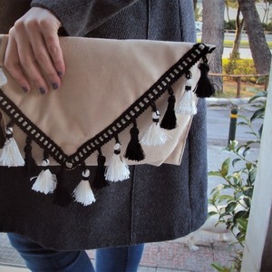 B&W clutch με φούντες - αλυσίδες, βραδυνά, σατέν, μοναδικό, γυναικεία, φάκελοι, δώρο, χιαστί, τσάντα, κρόσσια, χειρός, δώρα για γυναίκες, βραδινές, φθηνές - 4