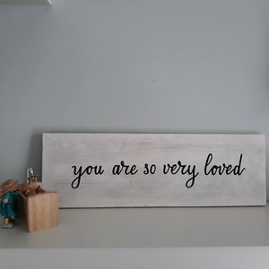 "you are so very loved" - Ξύλινη πινακίδα 20 × 60 εκ. ια το βρεφικό / παιδικό δωμάτιο / δώρο βάπτισης - δώρα για βάπτιση, ταμπέλα, δώρο γέννησης - 4