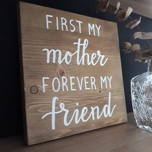 "First my mother forever my friend" - Ξύλινη πινακίδα 25 × 25 εκ. για την γιορτή της μητέρας - πίνακες & κάδρα, γιορτή της μητέρας, ξύλινα διακοσμητικά τοίχου - 2