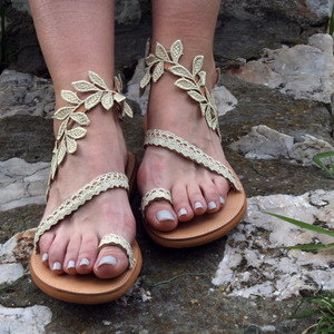 Bridal sandals σε χρυσές αποχρώσεις και αρχαιοελληνικό ύφος. - λουλούδια, σανδάλια, νυφικά, φλατ, ankle strap