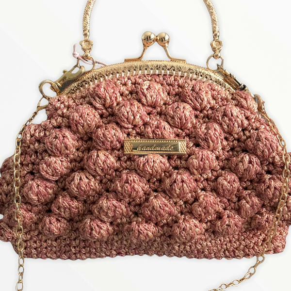 Χειροποίητη πλέκτη ροζ-σομόν τσάντα με μεταλλικό κούμπωμα-χερούλι.- Μήκος: 24 εκ. - ώμου, πλεκτές τσάντες, μικρές, μικρές, φθηνές - 2