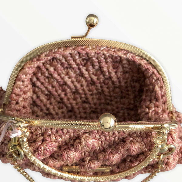 Χειροποίητη πλέκτη ροζ-σομόν τσάντα με μεταλλικό κούμπωμα-χερούλι.- Μήκος: 24 εκ. - ώμου, πλεκτές τσάντες, μικρές, μικρές, φθηνές - 4