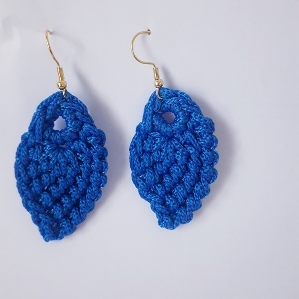 Πλεκτά σκουλαρίκια σε μπλε ηλεκτρίκ χρώμα - νήμα, επιχρυσωμένα, ατσάλι, κρεμαστά, πλεκτά