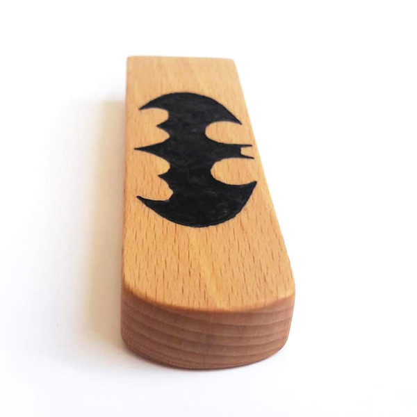 Ξύλινο ανοιχτήρι- μαγνητάκι με το Batman logo - χειροποίητα, μαγνητάκια ψυγείου - 2