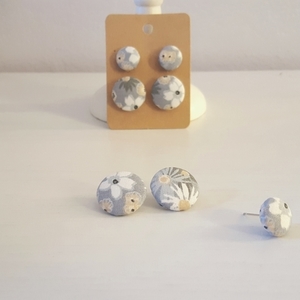 Σκουλαρίκια stud απο χειροποιητα υφασμάτινα κουμπιά σε σχέδιο "μαργαρίτες" σε δύο μεγέθη. - καρφωτά, faux bijoux, φθηνά - 2
