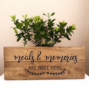 "Meals & Memories are made here" - Ξύλινη πινακίδα 20 × 50 εκ. για την κουζίνα / τραπεζαρία - ξύλο, διακοσμητικά - 4