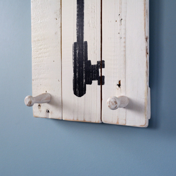 Ξύλινη χειροποίητη κρεμάστρα τοίχου "Κλειδί" 2 θέσεων - κλειδί, οικολογικό, κρεμάστρες, ξύλινα διακοσμητικά τοίχου - 4