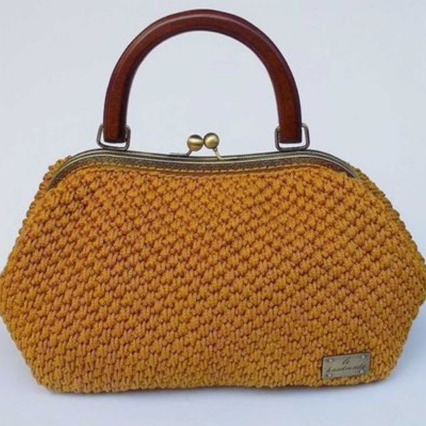 Πλεκτή Vintage τσάντα με κούμπωμα κλικ-κλακ και ξύλινο χερούλι. - clutch, χειρός, πλεκτές τσάντες, βραδινές, μικρές