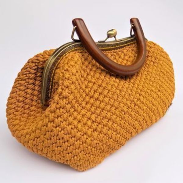 Πλεκτή Vintage τσάντα με κούμπωμα κλικ-κλακ και ξύλινο χερούλι. - clutch, χειρός, πλεκτές τσάντες, βραδινές, μικρές - 2