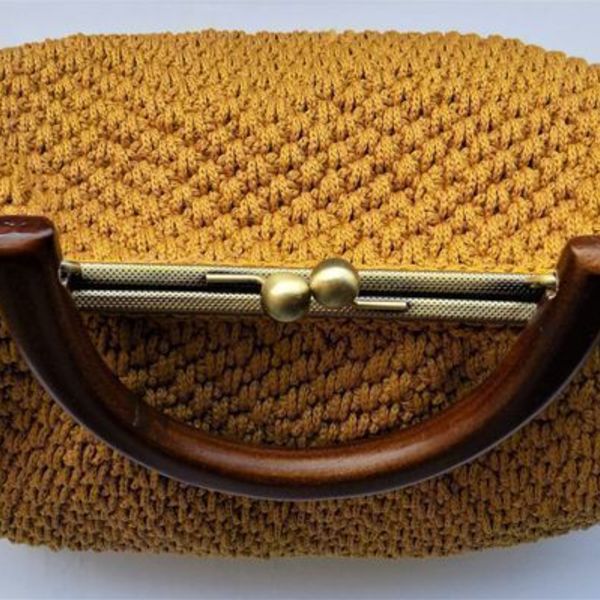 Πλεκτή Vintage τσάντα με κούμπωμα κλικ-κλακ και ξύλινο χερούλι. - clutch, χειρός, πλεκτές τσάντες, βραδινές, μικρές - 3