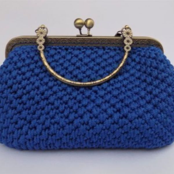 Πλεκτή τσάντα σε χρώμα μπλε ρουα με vintage μπρονζέ κούμπωμα κλικ-κλακ. - clutch, χιαστί, πλεκτές τσάντες, μικρές - 2