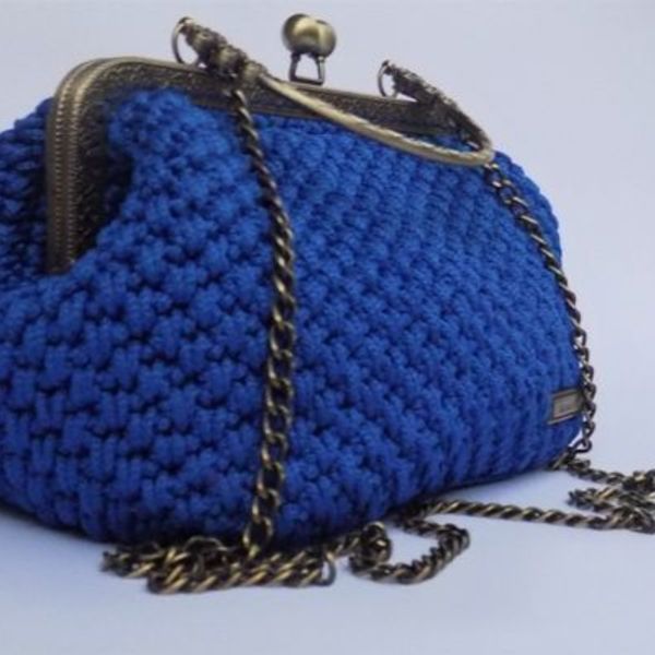 Πλεκτή τσάντα σε χρώμα μπλε ρουα με vintage μπρονζέ κούμπωμα κλικ-κλακ. - clutch, χιαστί, πλεκτές τσάντες, μικρές - 3