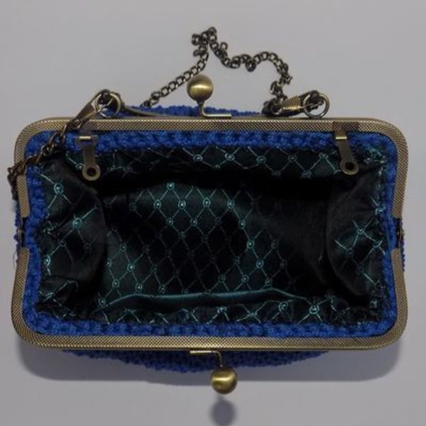 Πλεκτή τσάντα σε χρώμα μπλε ρουα με vintage μπρονζέ κούμπωμα κλικ-κλακ. - clutch, χιαστί, πλεκτές τσάντες, μικρές - 4