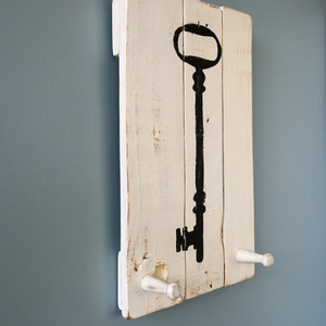 Ξύλινη χειροποίητη κρεμάστρα τοίχου "Κλειδί" 2 θέσεων - κλειδί, οικολογικό, κρεμάστρες, ξύλινα διακοσμητικά τοίχου - 3