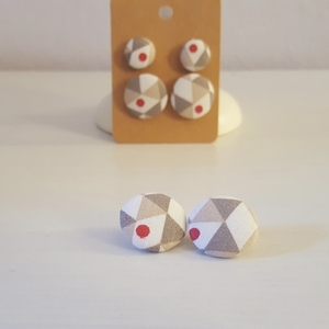 Σκουλαρίκια stud απο χειροποιητα υφασμάτινα κουμπιά σε σχέδιο "γκρί τρίγωνα" και τσιριαστά κόκκινα και μπέζ σε δύο μεγέθη. - καρφωτά, faux bijoux, φθηνά - 2