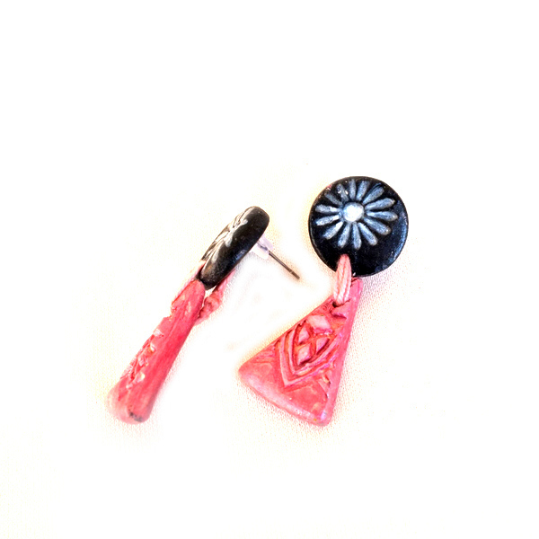 Σκουλαρίκια Κεραμικά, Ροζ-Μαύρα - ζωγραφισμένα στο χέρι, πηλός, χειροποίητα, μικρά, κρεμαστά - 2