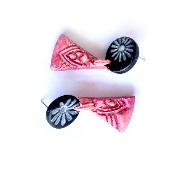 Σκουλαρίκια Κεραμικά, Ροζ-Μαύρα - ζωγραφισμένα στο χέρι, πηλός, χειροποίητα, μικρά, κρεμαστά - 4