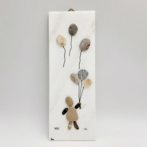 Μάρμαρο διακοσμητικό κρεμαστό με παράσταση από βότσαλα, κορίτσι με μπαλόνια (10×28×0,5cm) - δώρο, χειροποίητα, διακοσμητικά, βότσαλα - 2