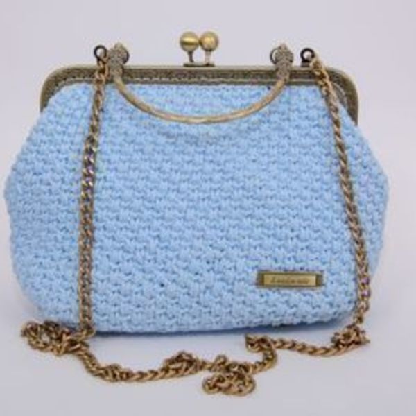 Πλεκτή τσάντα σε ανοιχτό γαλάζιο χρώμα με vintage μπρονζέ κούμπωμα κλικ-κλακ. - clutch, χιαστί, πλεκτές τσάντες, μικρές