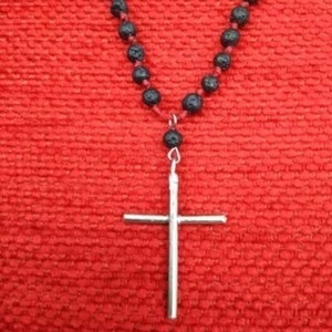 Γυναικείος σταυρός με μαύρη λάβα - ασήμι, σταυρός, κοντά - 2