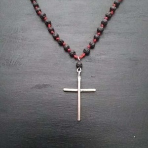 Γυναικείος σταυρός με μαύρη λάβα - ασήμι, σταυρός, κοντά - 3