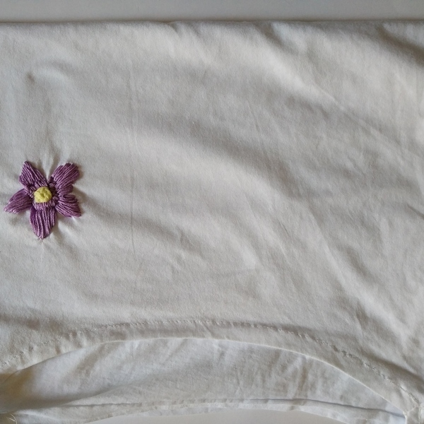λευκό tshirt με κεντημένο μοτιφ μωβ λουλούδι - κεντητά, λουλούδια - 5
