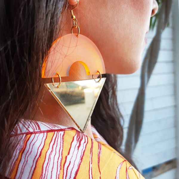 Σκουλαρίκια από plexiglass ημικύκλιο με τρίγωνο, πορτοκαλί-χρυσό - μακριά, plexi glass, κρεμαστά, μεγάλα, faux bijoux - 2