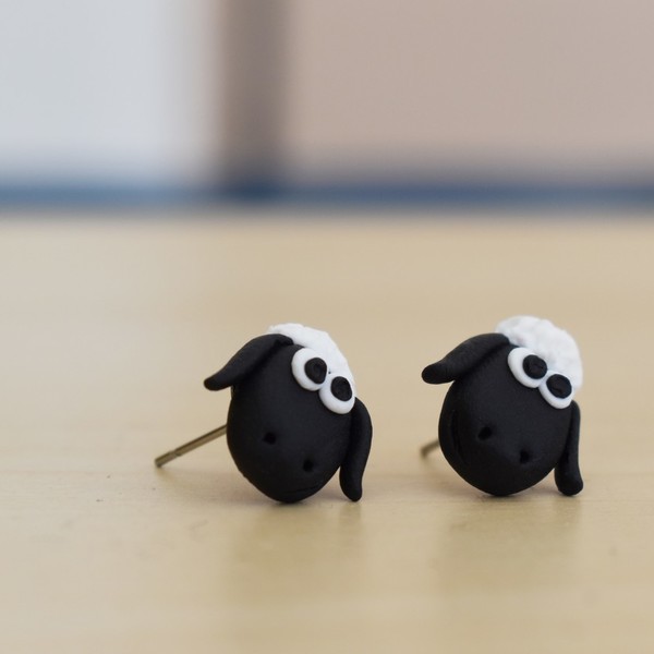 "Black sheep"- Χειροποίητα μικρά καρφωτά σκουλαρίκια μαύρα προβατάκια από πολυμερικό πηλό (ατσάλι) - δώρο, πηλός, καρφωτά, μικρά, ατσάλι, καρφάκι, φθηνά - 2
