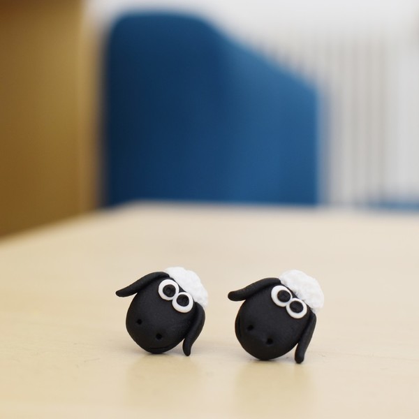 "Black sheep"- Χειροποίητα μικρά καρφωτά σκουλαρίκια μαύρα προβατάκια από πολυμερικό πηλό (ατσάλι) - δώρο, πηλός, καρφωτά, μικρά, ατσάλι, καρφάκι, φθηνά - 5
