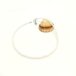Βραχιολακι ποδιού με ψιλές κρυστάλλινες opal λευκές χάντρες 1mm και ρεμαστό κοχυλάκι , διαθέσιμο σε χρώματα - χάντρες, σταθερά, ποδιού, φθηνά - 4