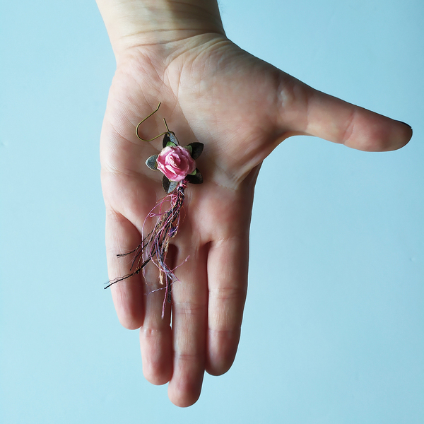 Σκουλαρίκια πολύχρωμο νήμα, λουλούδι μέσα σε λουλούδι - τριαντάφυλλο, χειροποίητα, μπρούντζος, κρεμαστά, πρωτότυπα δώρα - 2