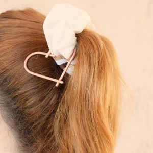 Λινό hair scrunchy με χάλκινη καρδιά σφυρήλατη - λαστιχάκια μαλλιών - 2