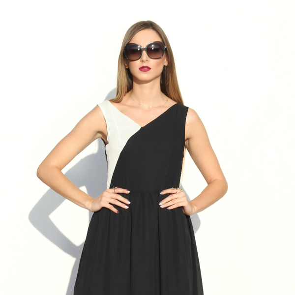 Μαύρο φόρεμα με λευκές γεωμετρικές λεπτομέρειες - αμάνικο