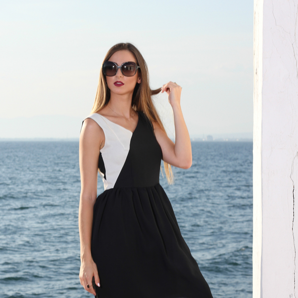 Μαύρο φόρεμα με λευκές γεωμετρικές λεπτομέρειες - αμάνικο - 4