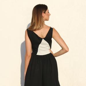 Μαύρο φόρεμα με λευκές γεωμετρικές λεπτομέρειες - αμάνικο - 5