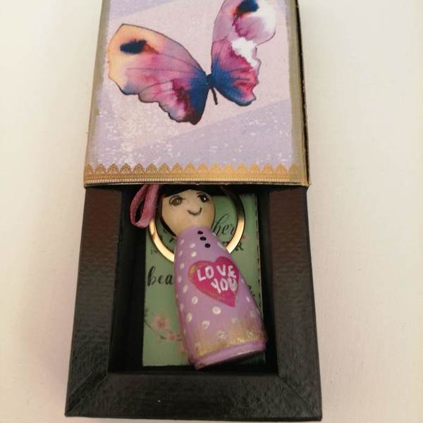 Mini ξύλινη κούκλα Peg Doll ζωγραφισμένη στο χέρι. Ιδανικό δώρο για την γιορτή της Μητέρας - ξύλινο, γιορτή της μητέρας, ανδρικά μπρελόκ - 3