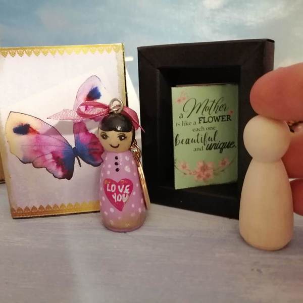 Mini ξύλινη κούκλα Peg Doll ζωγραφισμένη στο χέρι. Ιδανικό δώρο για την γιορτή της Μητέρας - ξύλινο, γιορτή της μητέρας, ανδρικά μπρελόκ - 5